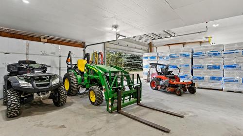 3955 46Th Street, Creston, BC - Indoor Photo Showing Garage