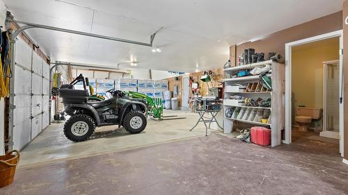 3955 46Th Street, Creston, BC - Indoor Photo Showing Garage