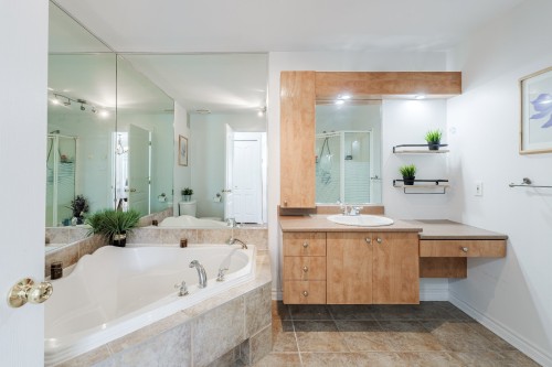 Bathroom - 302-6535 Boul. Chevrier, Brossard, QC - Indoor Photo Showing Bathroom