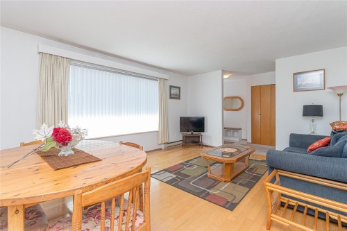 9975 Victoria Rd, Chemainus, BC - Indoor Photo Showing Living Room