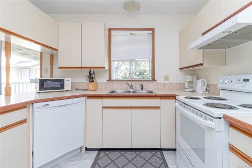 9975 Victoria Rd, Chemainus, BC - Indoor Photo Showing Kitchen With Double Sink