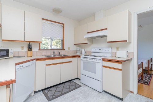 9975 Victoria Rd, Chemainus, BC - Indoor Photo Showing Kitchen With Double Sink