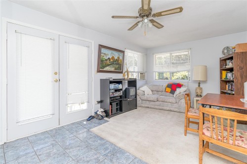 9975 Victoria Rd, Chemainus, BC - Indoor Photo Showing Living Room