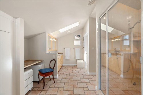 10007 Third St, Sidney, BC 