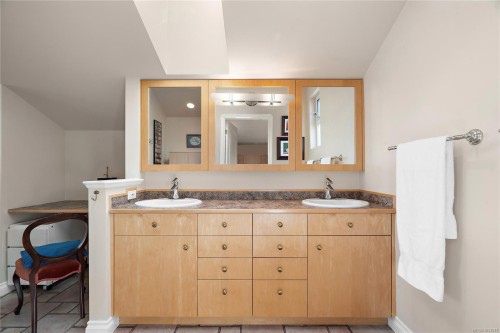 10007 Third St, Sidney, BC 