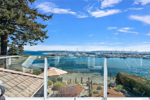 10007 Third St, Sidney, BC 