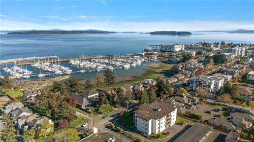 10007 Third St, Sidney, BC 