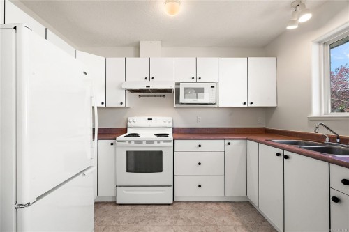 10007 Third St, Sidney, BC 