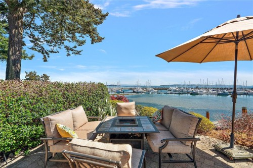 10007 Third St, Sidney, BC 