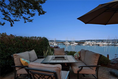 10007 Third St, Sidney, BC 