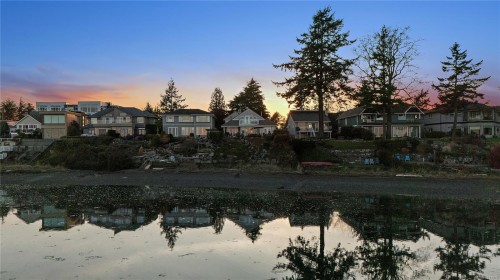 10007 Third St, Sidney, BC 