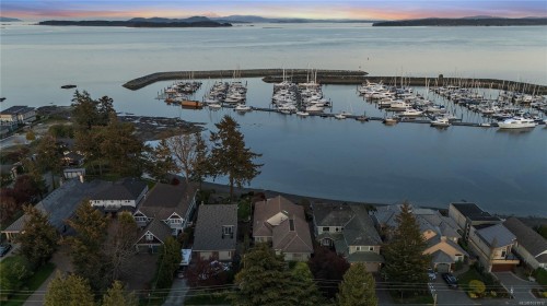 10007 Third St, Sidney, BC 