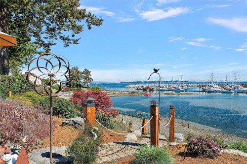 10007 Third St, Sidney, BC 