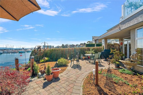 10007 Third St, Sidney, BC 