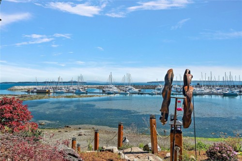 10007 Third St, Sidney, BC 