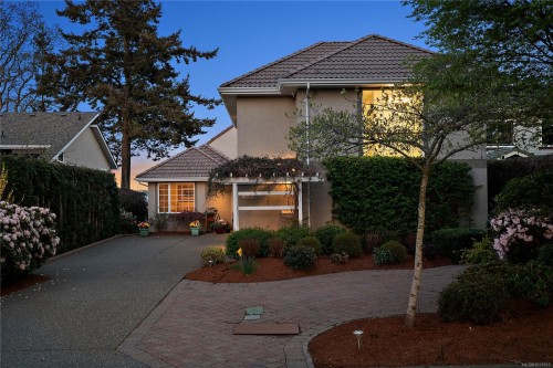 10007 Third St, Sidney, BC 