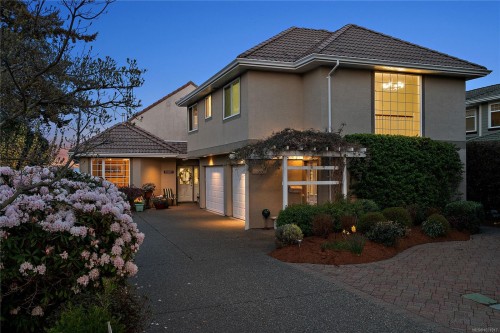 10007 Third St, Sidney, BC 