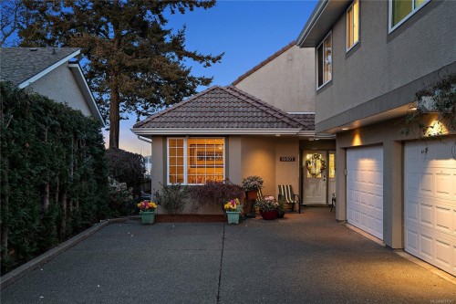 10007 Third St, Sidney, BC 