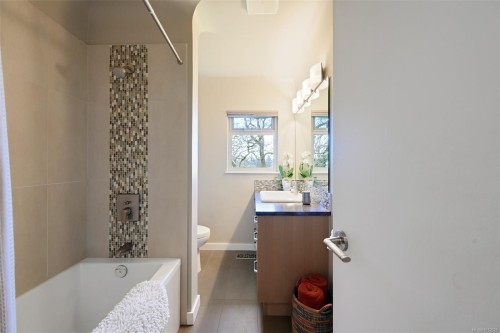967 Ridgeway St, Saanich, BC 
