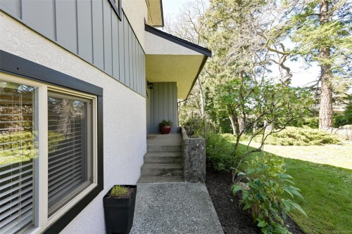 967 Ridgeway St, Saanich, BC 