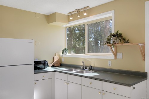 967 Ridgeway St, Saanich, BC 