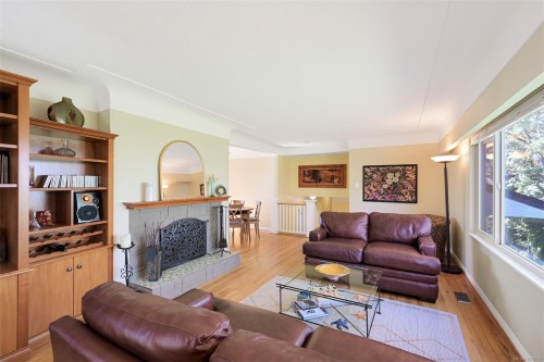 967 Ridgeway St, Saanich, BC 