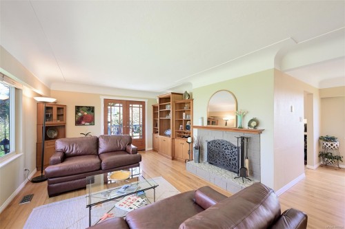 967 Ridgeway St, Saanich, BC 
