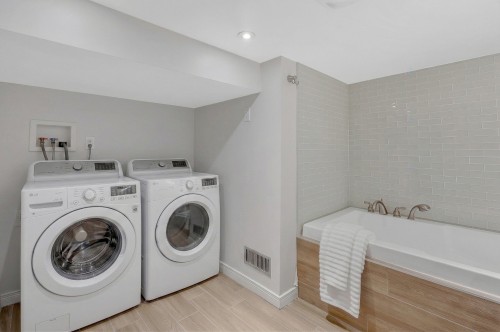 Salle de bains - 80 Av. De Breslay, Pointe-Claire, QC - Indoor Photo Showing Laundry Room