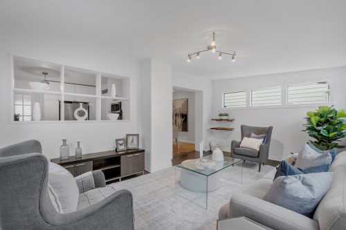 Salle familiale - 80 Av. De Breslay, Pointe-Claire, QC - Indoor Photo Showing Living Room