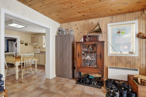 Salle familiale - 702 Ch. De Courchevel, Saint-Adolphe-D'Howard, QC - Indoor