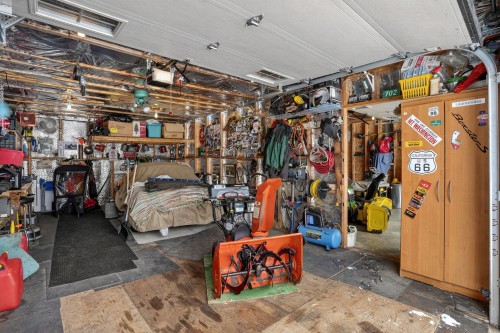 Garage - 702 Ch. De Courchevel, Saint-Adolphe-D'Howard, QC - Indoor Photo Showing Garage