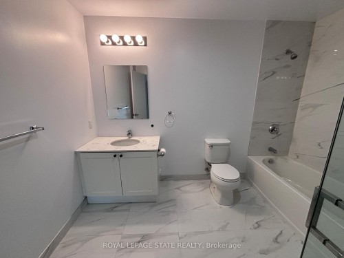 803-7711 Green Vista Gate, Niagara Falls, ON - Indoor Photo Showing Bathroom