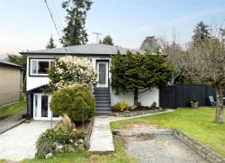 870 Pendene Pl Saanich, BC V8X 3A1