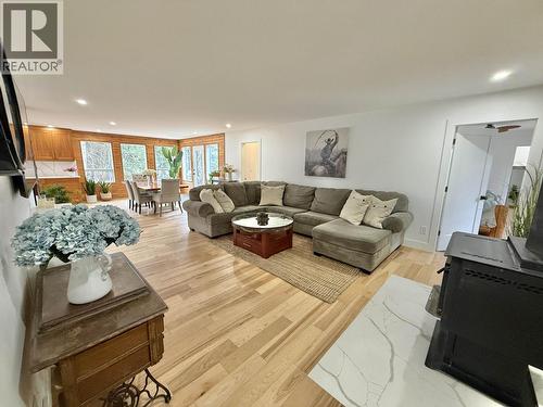 2852 Pinnacles Road, Quesnel, BC - Indoor Photo Showing Living Room