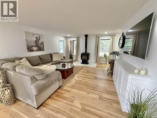 2852 Pinnacles Road, Quesnel, BC - Indoor Photo Showing Living Room With Fireplace