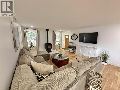 2852 Pinnacles Road, Quesnel, BC - Indoor Photo Showing Living Room With Fireplace