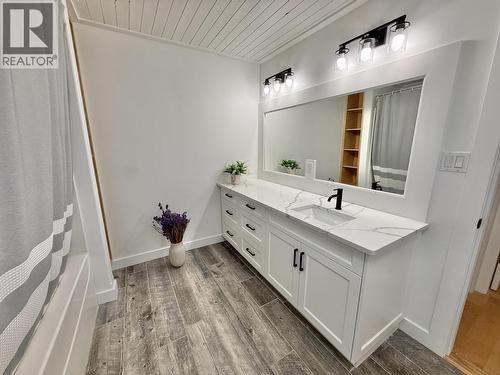 2852 Pinnacles Road, Quesnel, BC - Indoor Photo Showing Bathroom