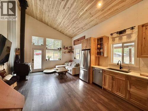2852 Pinnacles Road, Quesnel, BC - Indoor Photo Showing Kitchen
