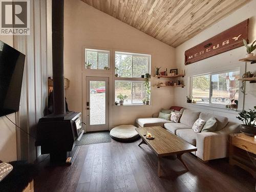 2852 Pinnacles Road, Quesnel, BC - Indoor Photo Showing Living Room