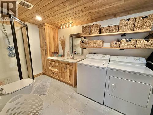 2852 Pinnacles Road, Quesnel, BC - Indoor Photo Showing Laundry Room