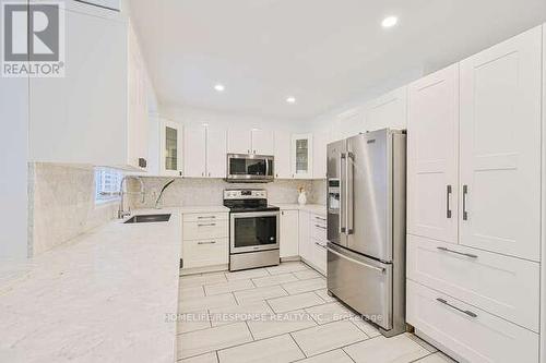 6103 Prairie Circle, Mississauga, ON - Indoor Photo Showing Kitchen