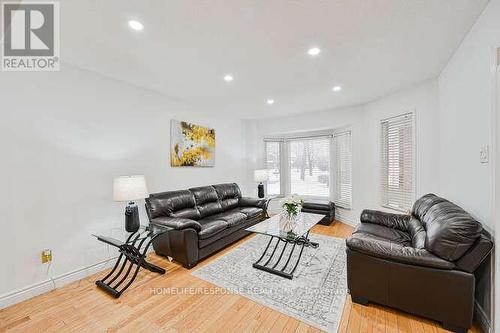 6103 Prairie Circle, Mississauga, ON - Indoor Photo Showing Living Room