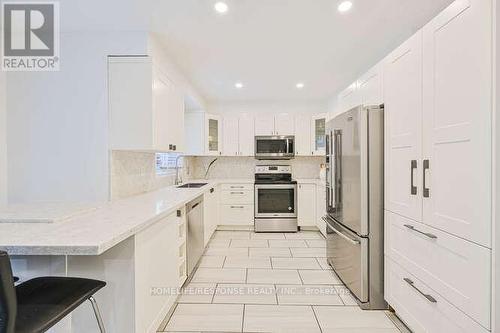 6103 Prairie Circle, Mississauga, ON - Indoor Photo Showing Kitchen