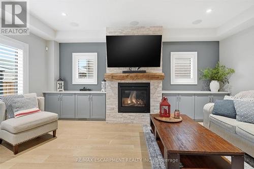 8 Myrtle Street, Pelham, ON - Indoor Photo Showing Living Room With Fireplace