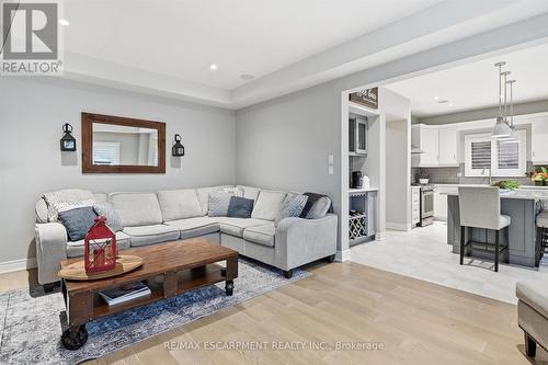 8 Myrtle Street, Pelham, ON - Indoor Photo Showing Living Room