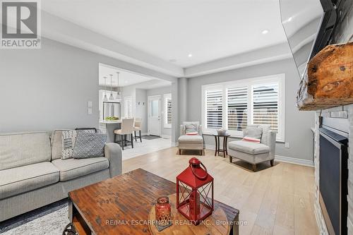 8 Myrtle Street, Pelham, ON - Indoor Photo Showing Living Room With Fireplace