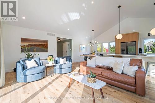 4110 13Th Street, Lincoln (Lincoln-Jordan/Vineland), ON - Indoor Photo Showing Living Room