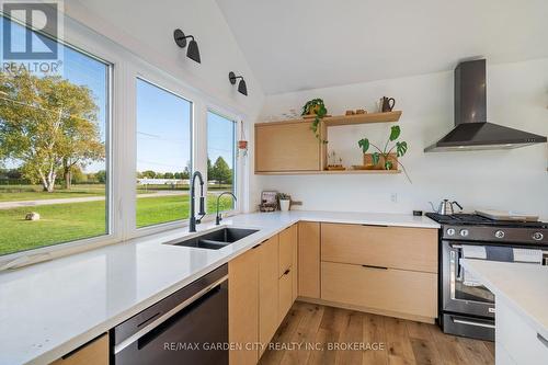 4110 13Th Street, Lincoln (Lincoln-Jordan/Vineland), ON - Indoor Photo Showing Kitchen With Double Sink