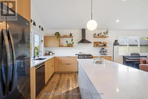 4110 13Th Street, Lincoln (Lincoln-Jordan/Vineland), ON - Indoor Photo Showing Kitchen