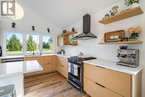 4110 13Th Street, Lincoln (Lincoln-Jordan/Vineland), ON - Indoor Photo Showing Kitchen